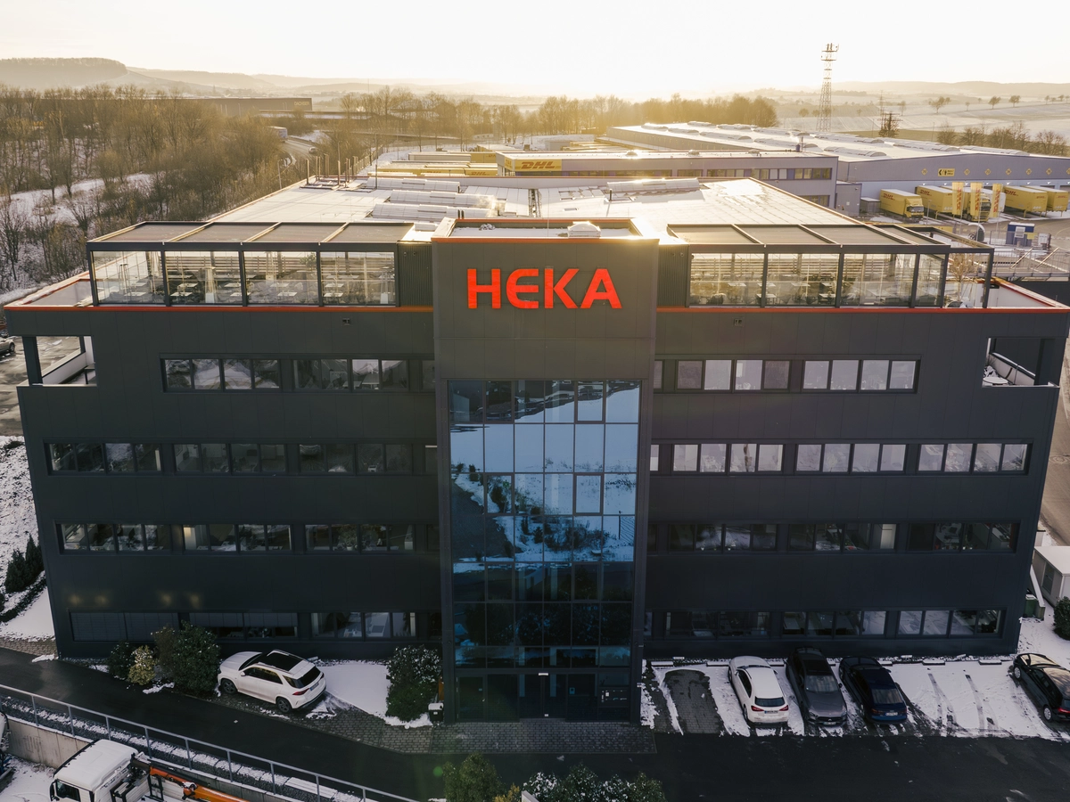 In besonderer Moment wird mit einem fröhlichen Prost gefeiert.