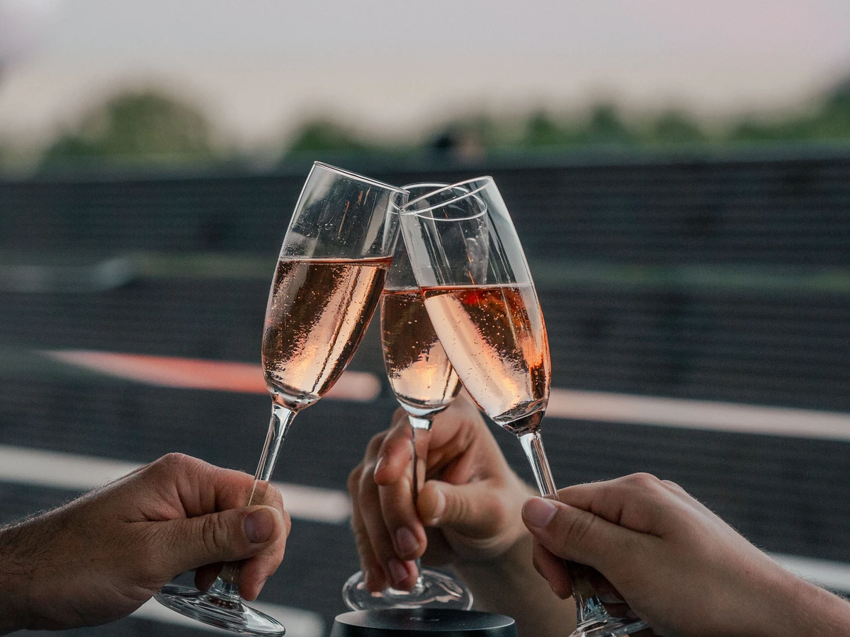 Unsere Location erstrahlt im warmen Abendlicht - ein perfekter Ort für unvergessliche Abende.