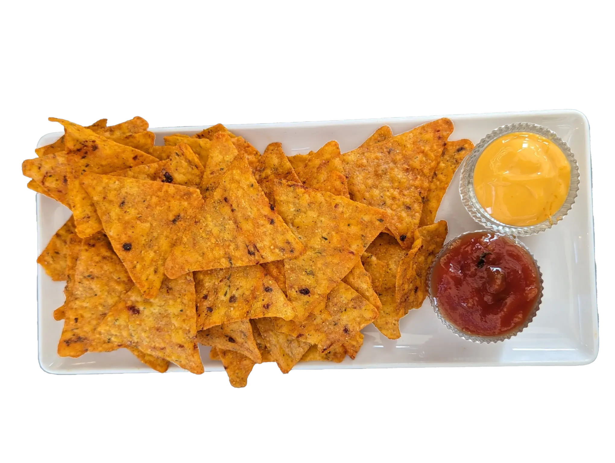 Eine köstliche Wurst-Käseplatte mit frischem Brot, serviert neben einem erfrischenden Cocktail