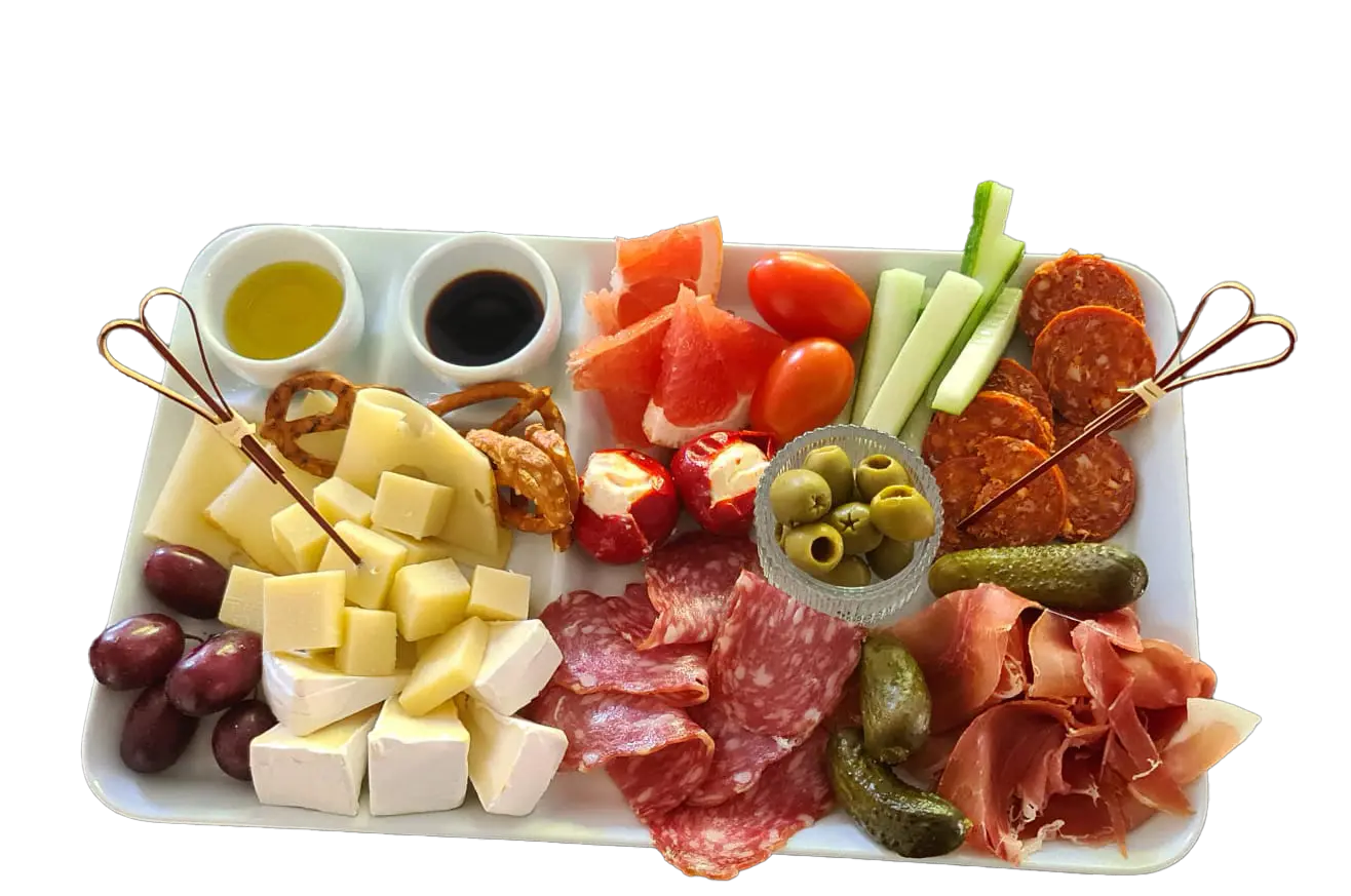 Eine köstliche Wurst-Käseplatte mit frischem Brot, serviert neben einem erfrischenden Cocktail