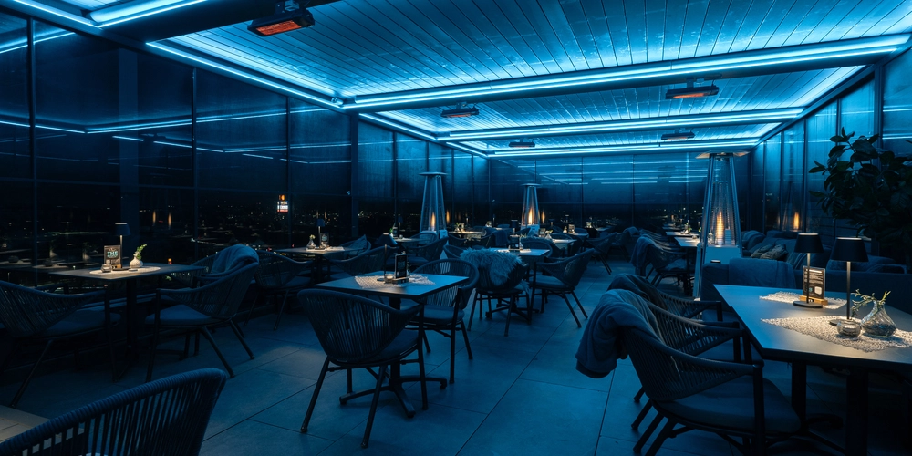 Die Bar in wunderschöner Beleuchtung, bereit für unvergessliche Momente