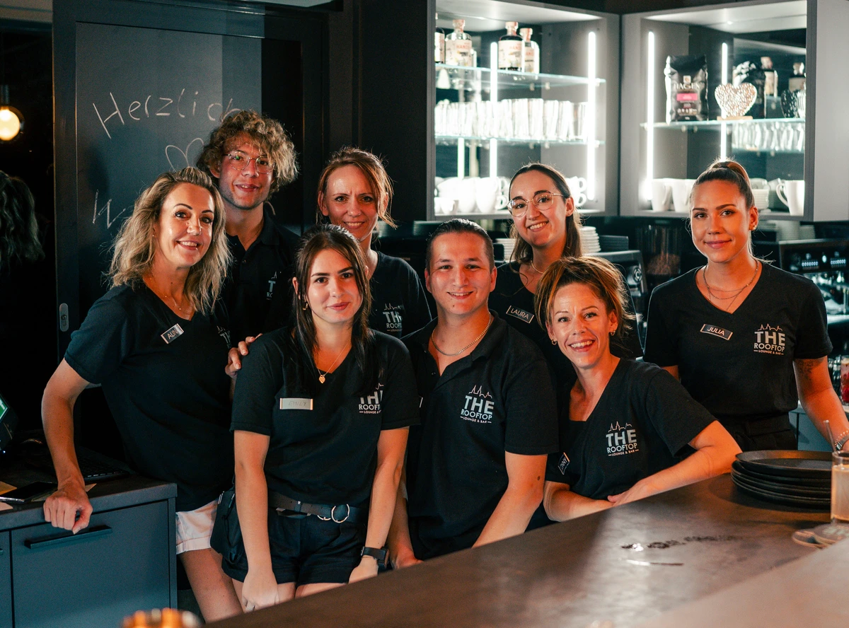 Unser freundliches Team freut sich auf Verstärkung! Bewirb dich jetzt und werde Teil unseres großartigen Teams.